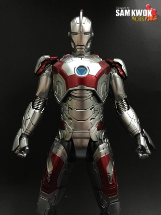 Illustration for article titled Incredible Customized Iron Man Figures